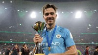 Di akhir tahun 2023 Man City sukses menjuarai Piala Dunia Antarklub di Jeddah, Arab Saudi. Jack Grealish pun bisa pamer momen bareng piala berikutnya dalam karier. Foto: FIFA via Getty Images/Lars Baron - FIFA