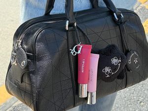 Beauty Bag Charm, Tren Makeup Jadi Gantungan Tas yang Jadi Simbol Status Baru Beauty Bag Charm, Tren Makeup Jadi Gantungan Tas yang Jadi Simbol Status Baru