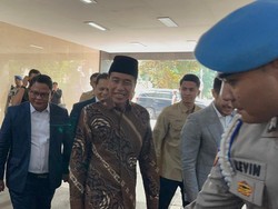 Berbatik Lengan Panjang, Jokowi Tiba di Bareskrim Penuhi Undangan Klarifikasi