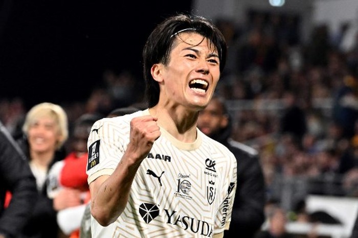 Reims' Japanese forward #17 Keito Nakamura celebrates scoring his team's second goal during the French L1 football match between RC Lens and Stade de Reims at the Bollaert-Delelis stadium in Lens on April 11, 2025. (Photo by FRANCOIS NASCIMBENI / AFP)