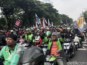 Hindari Tengah Kota Surabaya! Massa Demo Ojol Konvoi ke Kantor Gubernur Hindari Tengah Kota Surabaya! Massa Demo Ojol Konvoi ke Kantor Gubernur