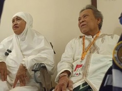 Syukur Pasangan Lansia Naik Haji Bersama: Jemaah-Petugas Membantu, Baik Semua