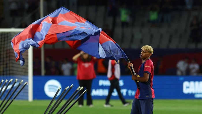 Soccer Football - LaLiga - FC Barcelona v Villarreal - Estadi Olimpic Lluis Companys, Barcelona, Spain - May 18, 2025   FC Barcelonas Lamine Yamal celebrates with a flag after winning LaLiga REUTERS/Albert Gea