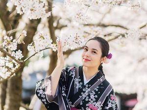 Pesona Menawan Chelsea Islan Saat Liburan