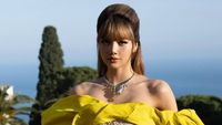 6 Gaya Glamor Lisa BLACKPINK Berbalut Kalung Berlian Bak Disney Princess