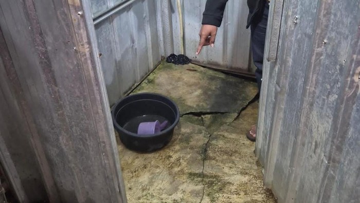 Lokasi melahirkan Lokasi kamar mandi pesilat lahirkan bayi laki-laki.