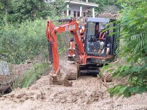 Tim SAR Jangkau Titik Utama Longsor Trenggalek, Alat Berat Tak Bisa Masuk