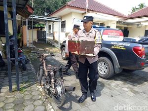 Apesnya Maling Kotak Amal Dapat Rp 1 Juta tapi Motor Hangus Dibakar Massa Apesnya Maling Kotak Amal Dapat Rp 1 Juta tapi Motor Hangus Dibakar Massa