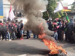 Temui Massa, Diskominfo Jatim Dukung Tuntutan Demo Ojol