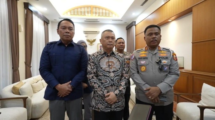 Menhub, Kakorlantas, dan Dirut Jasa Marga gelar konferensi diskusikan penanganan truk over dimension dan overload (dok.istimewa) Menhub, Kakorlantas, dan Dirut Jasa Marga gelar konferensi diskusikan penanganan truk over dimension dan overload (dok.istimewa)