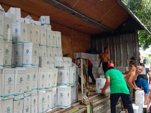 3.000 Kemasan Air Zamzam untuk Haji Embarkasi Surabaya Sudah Tiba 3.000 Kemasan Air Zamzam untuk Haji Embarkasi Surabaya Sudah Tiba