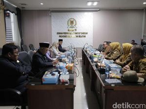 Kepala SMAN 1 Sungai Tabuk yang Viral Perpisahan di Kelab Tak Dipecat Kepala SMAN 1 Sungai Tabuk yang Viral Perpisahan di Kelab Tak Dipecat