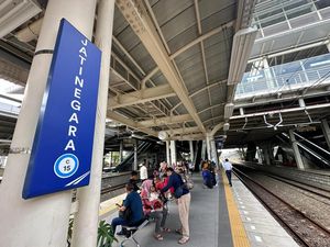 Ada Demo, Penumpang KA dari Gambir dan Senen Bisa Naik di St Jatinegara Ada Demo, Penumpang KA dari Gambir dan Senen Bisa Naik di St Jatinegara