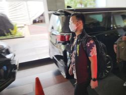 Penyidik KPK Bawa Sejumlah Tas Usai Geledah Gedung Kemnaker