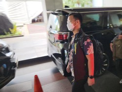 Penyidik KPK Bawa Sejumlah Tas Usai Geledah Gedung Kemnaker