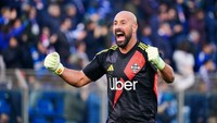 Musim lalu, Pepe Reina masih jadi andalan di bawah gawang Como pada usia 42 tahun 8 bulan. Ia mengantar Como, yang berstatus promosi, finis ke-10 di klasemen. (Foto: NurPhoto via Getty Images/NurPhoto)