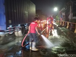 Banjir Surut, Petugas Bersihkan Lumpur di Jalur Pantura Kota Pasuruan
