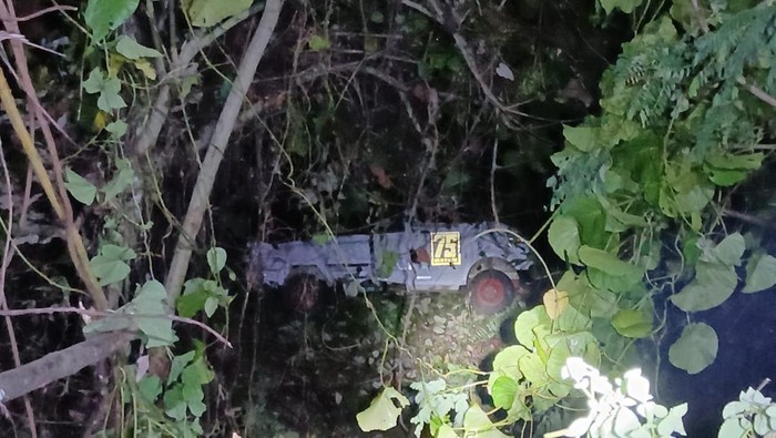 Pikap menekuni ke jurang sedalam 19 meter di Mamuju gegara rem blong. Pikap menekuni ke jurang sedalam 19 meter di Mamuju gegara rem blong. Pikap Mamuju