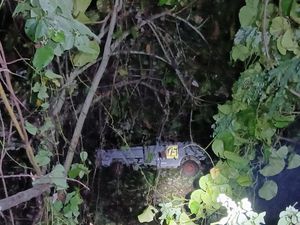 Pikap Bawa 5 Penumpang Terjun ke Jurang 19 Meter di Mamuju, 3 Orang Tewas Pikap Bawa 5 Penumpang Terjun ke Jurang 19 Meter di Mamuju, 3 Orang Tewas