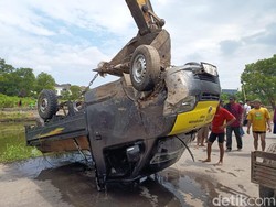Pikap yang Terjun ke Kanal gegara Tumpukan Sampah di Makassar Dievakuasi