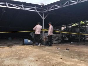 Ada Gudang Penimbunan BBM di Rumah Lurah yang Dibakar Massa di Lampung Ada Gudang Penimbunan BBM di Rumah Lurah yang Dibakar Massa di Lampung