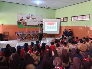 Polwan Kota Blitar Ajak Siswa SD Cegah Perilaku Bullying