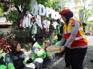 Momen Polwan Polresta Solo Bagikan Snack dan Air Mineral untuk Peserta Aksi Ojol Momen Polwan Polresta Solo Bagikan Snack dan Air Mineral untuk Peserta Aksi Ojol