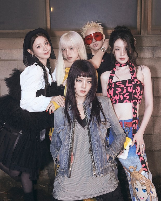 Potret i-dle dalam foto konsep album 'We Are'