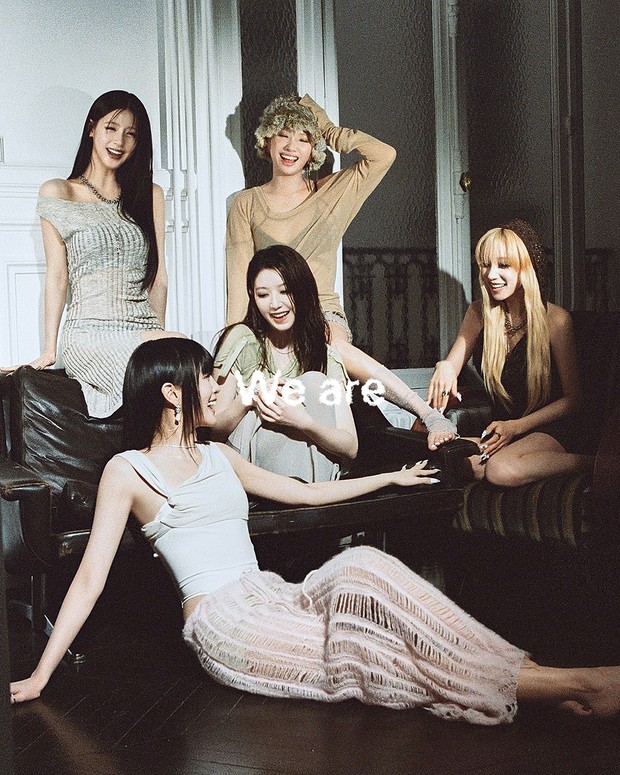 Potret i_dle dalam foto konsep album 'We Are'