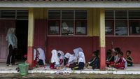 Potret Siswa Belajar di Teras gegara Sekolah Kurang Ruang Kelas
