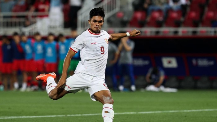 DOHA, QATAR - APRIL 25: Ramadhan Sananta #9 of Indonesia shoots during penalty shoot out of the AFC U23 Asian Cup Quarter Final match between South Korea and Indonesia at Abdullah Bin Khalifa Stadium on April 25, 2024 in Doha, Qatar. (Photo by Zhizhao Wu/Getty Images)