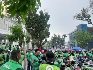Demo di Kantor Gubsu, Ratusan Driver Ojol Minta Prabowo Bikin Payung Hukum Demo di Kantor Gubsu, Ratusan Driver Ojol Minta Prabowo Bikin Payung Hukum