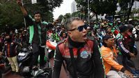 Ratusan Ojol Unjuk Rasa di Patung Kuda Jakarta