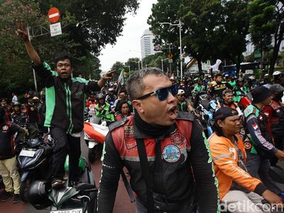Ratusan Ojol Unjuk Rasa di Patung Kuda Jakarta