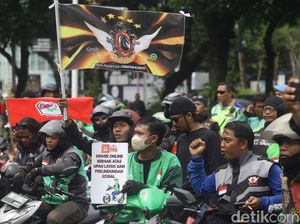 Video: Demo Ojol di Patung Kuda Tuntut Kenaikan Tarif-Kesejahteraan Video: Demo Ojol di Patung Kuda Tuntut Kenaikan Tarif-Kesejahteraan
