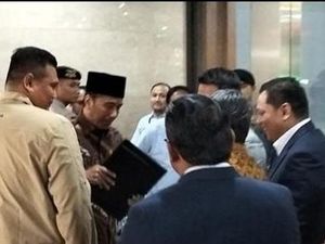 Jokowi Bawa Map Hitam Isi Ijazah Usai Beri Keterangan di Bareskrim Jokowi Bawa Map Hitam Isi Ijazah Usai Beri Keterangan di Bareskrim