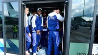 Para pemain Tottenham masuk ke Shuttle Bus untuk keluar dari landasan bandara. (Foto: UEFA via Getty Images/Juanma - UEFA)