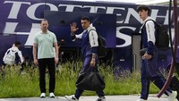 Pasukan London Utara menuju bus. (Foto: PA Images via Getty Images/Nick Potts - PA Images)