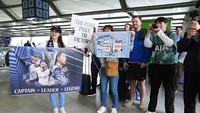 Beberapa fans Tottenham menyambut Son Heung-min cs. (Foto: PA Images via Getty Images/Andrew Milligan - PA Images)