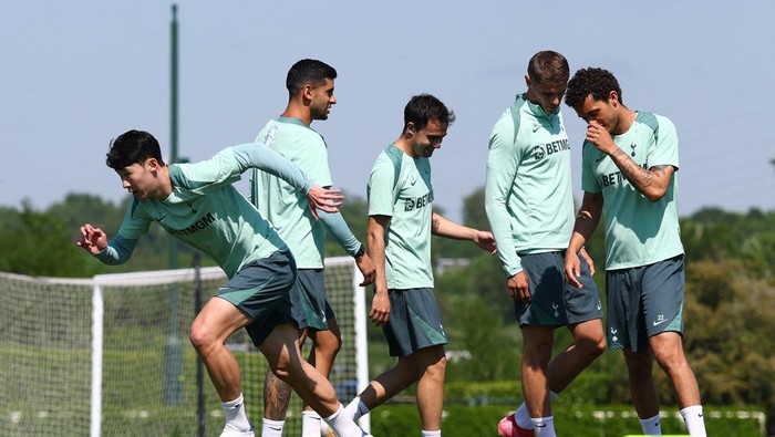 Soccer Football - Europa League - Europa League - Final - Tottenham Hotspur Media Day - Tottenham Hotspur Training Centre, London, Britain - May 12, 2025 Tottenham Hotspurs Son Heung-min with Brennan Johnson, Sergio Reguilon, Cristian Romero and Micky van de Ven during training Action Images via Reuters/Matthew Childs