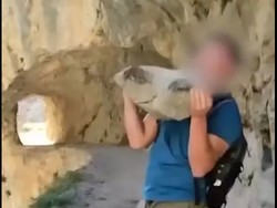 Tak Patut Dicontoh, Turis Ini Lempar Batu Besar ke Area Jurang Banyak Wisatawan