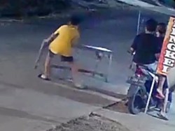 Video: Ulah Jahat Remaja Jepara Taruh Bangku di Jalan Bikin Pemotor Kecelakaan