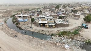 Warga dan Petugas Bersihkan Sungai Tercemar di Irak