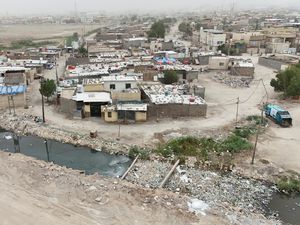 Warga dan Petugas Bersihkan Sungai Tercemar di Irak