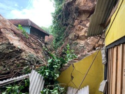 Bongkahan Batu Ukuran 5 Meter Runtuh Timpa Warung Makan di Pantai Ngrenehan