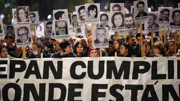 Aksi Hening Warga Uruguay Peringati Marcha del Silencio ke-30