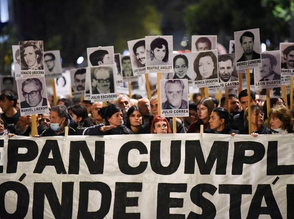 Aksi Hening Warga Uruguay Peringati Marcha del Silencio ke-30