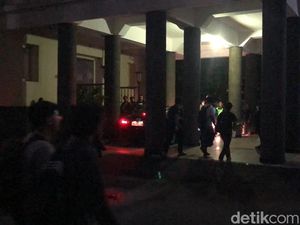 Video: Momen Mahasiswa UGM Kejar Mobil Rektor Dipicu Diskusi Ditutup Video: Momen Mahasiswa UGM Kejar Mobil Rektor Dipicu Diskusi Ditutup