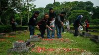 Aktivis dan Keluarga Korban Kenang Tragedi 98 di TPU Pondok Ranggon