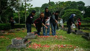 Aktivis dan Keluarga Korban Kenang Tragedi 98 di TPU Pondok Ranggon